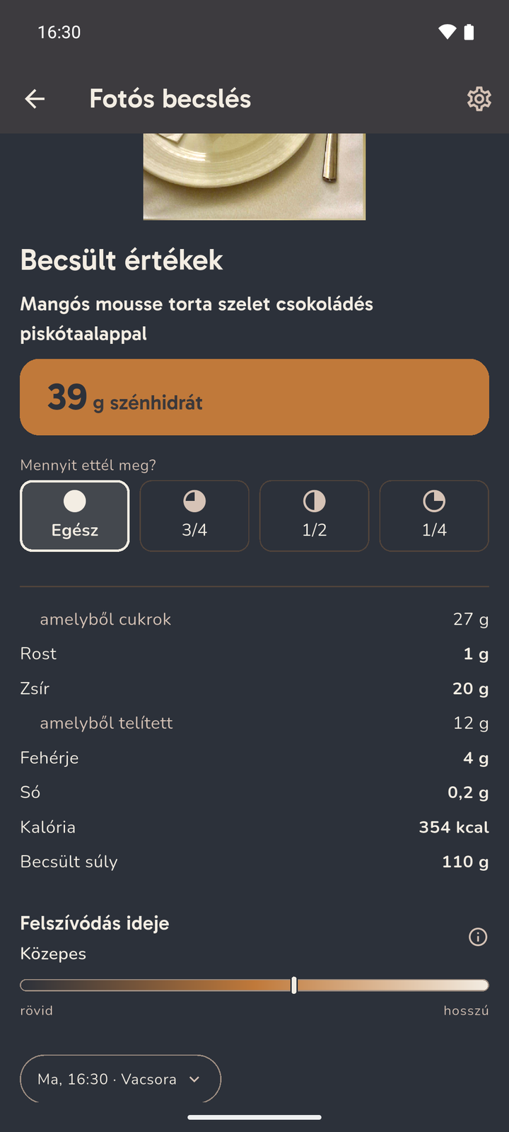 A Karbi eredményképernyője egy mangós mousse torta szeletről: 39 g szénhidrát, 354 kcal és a felszívódási idő sora.