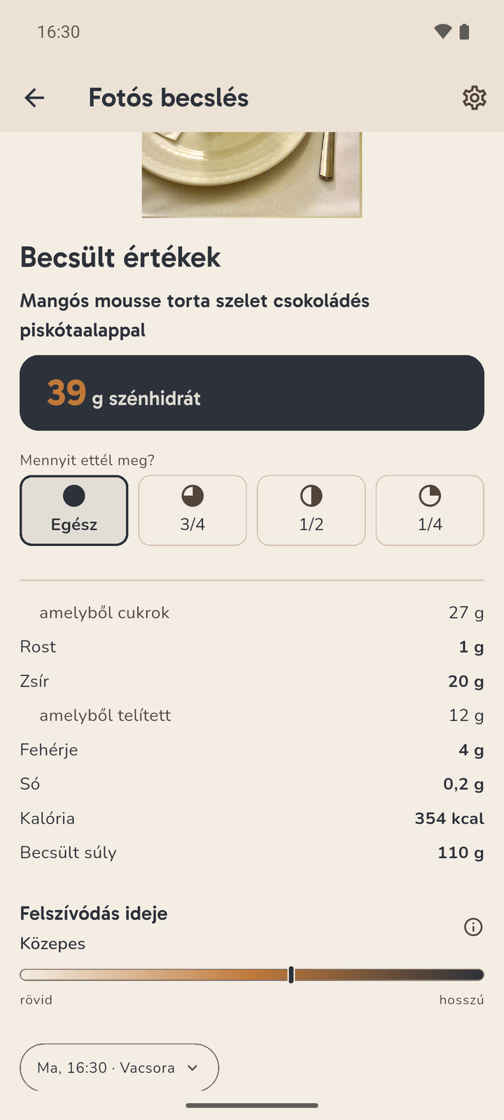 A Karbi eredményképernyője egy mangós mousse torta szeletről: 39 g szénhidrát, 354 kcal és a felszívódási idő sora.