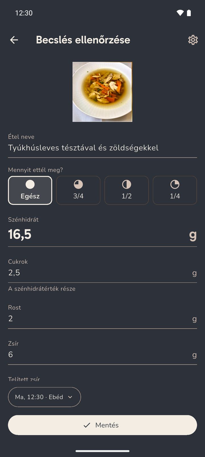 A Karbi ellenőrzőképernyője egy tyúkhúslevesről tésztával és zöldségekkel: a becsült értékek mentés előtt átírhatók, és megadhatod, mennyit ettél meg belőle.