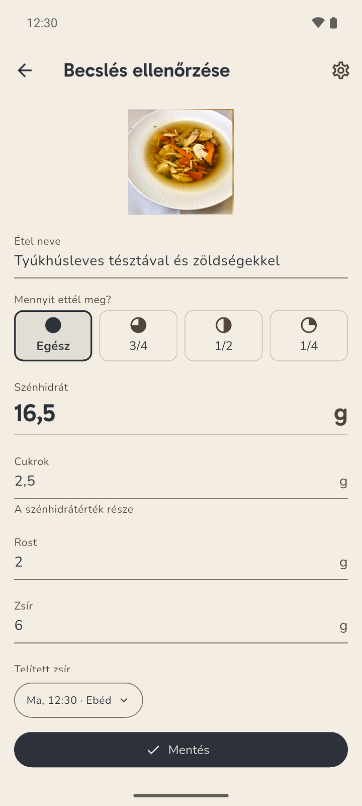 A Karbi ellenőrzőképernyője egy tyúkhúslevesről tésztával és zöldségekkel: a becsült értékek mentés előtt átírhatók, és megadhatod, mennyit ettél meg belőle.