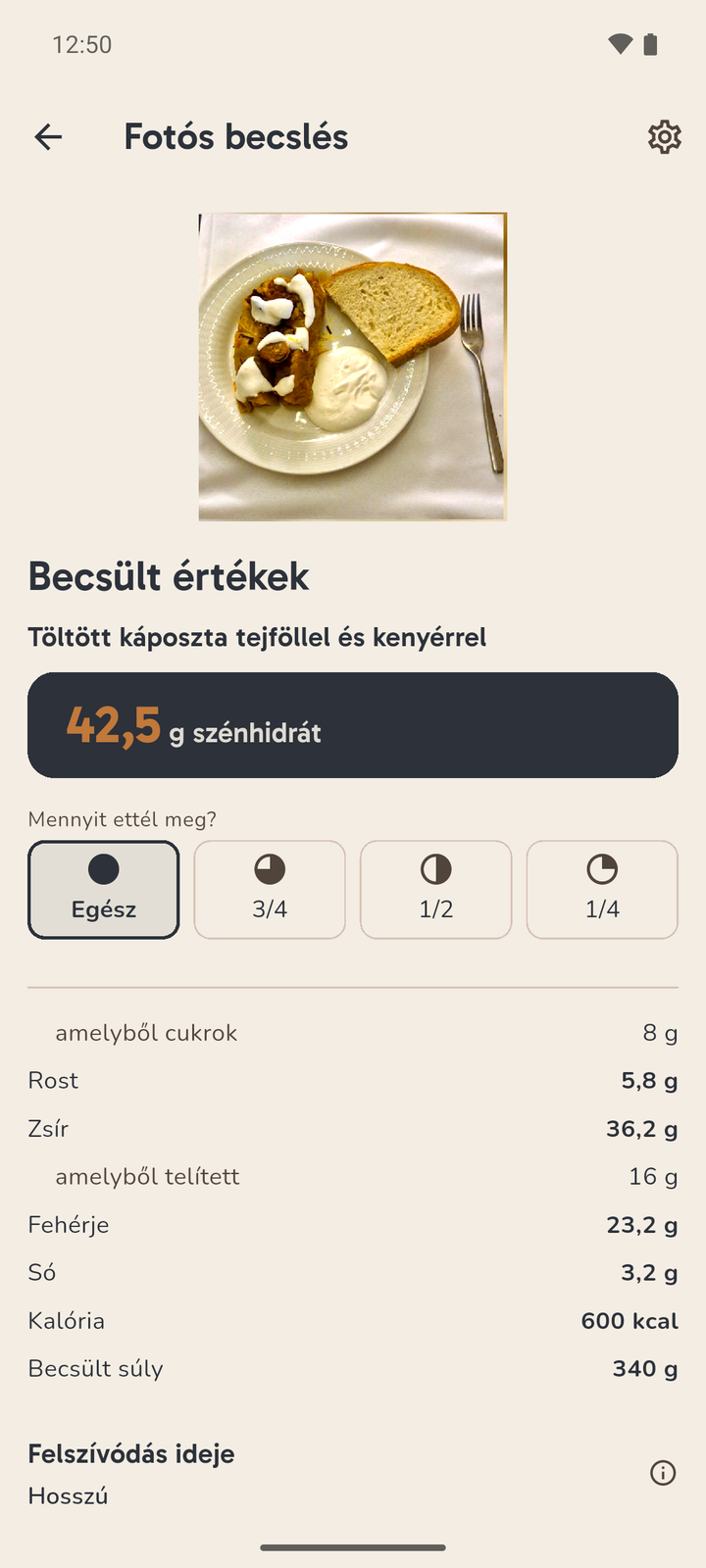 A Karbi eredményképernyője egy töltött káposztáról tejföllel és kenyérrel: becsült szénhidrát, zsír, fehérje, kalória és a felszívódási idő jelzése.